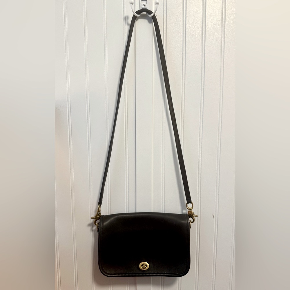 **MINT** vintage coach crossbody in dark navy
